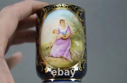 19ème Siècle Royal Vienna Style Peint À La Main Lady & Child Cobalt & Gold Cup