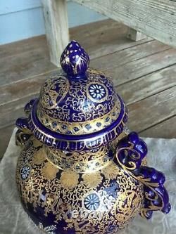 Antique 24kt Or Doré Vase Urn Poignées À Pied Cramoisi Foncé Cobalt Bleu Porcelaine