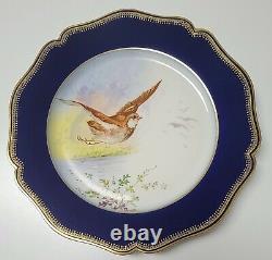Assiette Guerin Limoges en cobalt bleu et or avec oiseau de chasse peint à la main de 9 3/4 pouces.