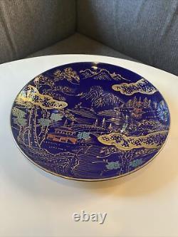 Assiette Plateau de 11 pouces en porcelaine bleue de cobalt japonaise vintage Arita, peinte à la main avec des motifs dorés.