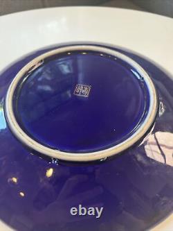 Assiette Plateau de 11 pouces en porcelaine bleue de cobalt japonaise vintage Arita, peinte à la main avec des motifs dorés.
