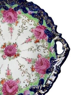 Assiette à gâteau à poignée en cobalt antique bleu peinte à la main avec des accents en or et des roses roses. 11,25 pouces.