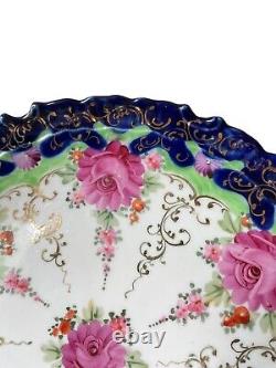 Assiette à gâteau à poignée en cobalt antique bleu peinte à la main avec des accents en or et des roses roses. 11,25 pouces.