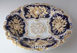 Assiette bol antique Meissen en relief avec moule à fleurs, en bleu cobalt et or, de 12 pouces.