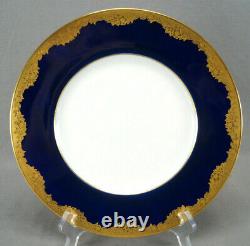 Assiette de 10 1/8 pouces en bleu cobalt et ornements dorés Minton PA8796, avec des motifs floraux, datant d'environ 1914.