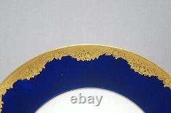Assiette de 10 1/8 pouces en porcelaine Minton PA8796, bleu cobalt et ornée de fleurs incrustées d'or, datant d'environ 1914.