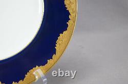 Assiette de 10 1/8 pouces en porcelaine Minton PA8796, bleu cobalt et ornée de fleurs incrustées d'or, datant d'environ 1914.