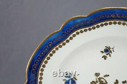 Assiette de 8 pouces Caughley en bleu cobalt et fleurs de Dresde dorées, vers 1775-1790