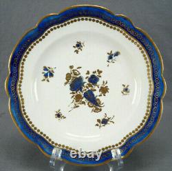 Assiette de 8 pouces en bleu cobalt de Caughley avec des fleurs de Dresde dorées vers 1775-1790.
