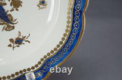 Assiette de 8 pouces en bleu cobalt de Caughley avec fleurs de Dresde et dorures, datant de 1775 à 1790.