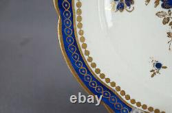 Assiette de 8 pouces en bleu cobalt et fleurs de Dresde avec des motifs dorés de Caughley, vers 1775-1790.