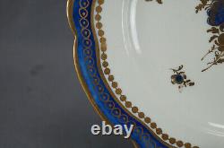 Assiette de 8 pouces en bleu cobalt et fleurs de Dresde dorées de Caughley vers 1775-1790.