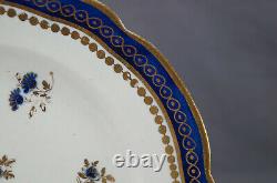 Assiette de 8 pouces en bleu cobalt et fleurs de Dresde en or de Caughley vers 1775-1790