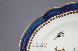 Assiette de 8 pouces en bleu cobalt et or avec des fleurs de Dresde Caughley vers 1775-1790 B