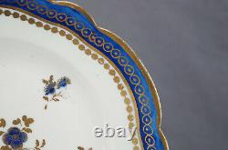 Assiette de 8 pouces en bleu cobalt et or avec des fleurs de Dresde de Caughley, vers 1775-1790.