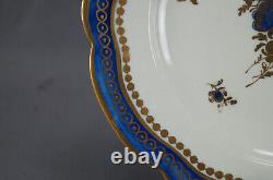 Assiette de 8 pouces en bleu cobalt et or avec des fleurs de Dresde de Caughley vers 1775-1790