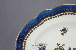 Assiette de 8 pouces en bleu cobalt et or avec des fleurs de Dresde de Caughley, vers 1775-1790.