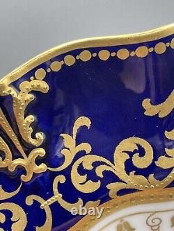 Assiette de cabinet en porcelaine Royal Crown Derby Antique 1891-1921, bleu cobalt et doré à bord festonné