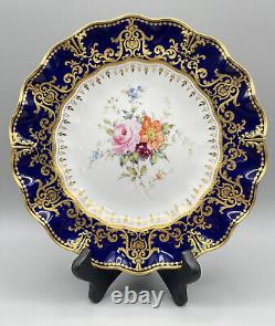 Assiette de cabinet en porcelaine Royal Crown Derby Antique 1891-1921, bleu cobalt et dorée à bords festonnés.