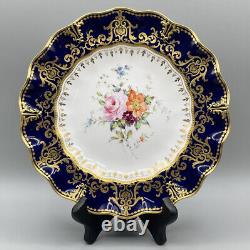 Assiette de cabinet en porcelaine Royal Crown Derby Antique 1891-1921, bleu cobalt et or, à bordure festonnée.