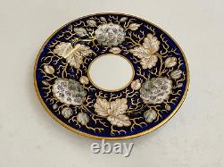 Assiette décorée en porcelaine ancienne bleue cobalt, or et motifs floraux avec marque.
