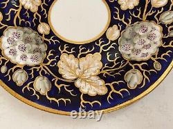 Assiette décorée en porcelaine ancienne bleue cobalt, or et motifs floraux avec marque.