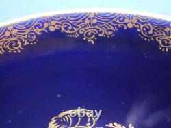 Assiette en porcelaine Meissen du XIXe siècle, bleu cobalt et or avec motif floral.