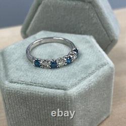 Bague de bande éblouissante en topaze bleu de Londres simulée à taille ronde plaqué or blanc 14 carats