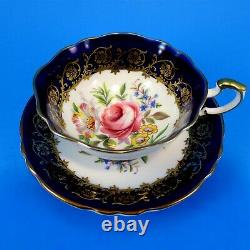 Belle Cobalt Bleu Avec Gold Et Rose Floral Center Paragon Tea Cup Et Saucer