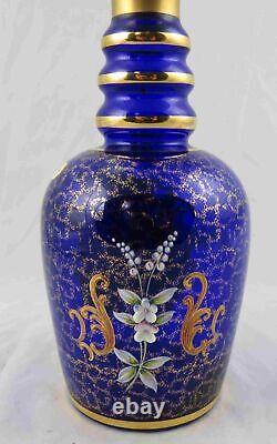 Décanter en verre bohémien de couleur bleu cobalt vintage avec incrustation dorée, excellente qualité tchèque du 18e siècle.
