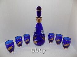 Décanter en verre bohémien tchèque cobalt bleu avec dorure en or et ensemble de 6 verres vintage