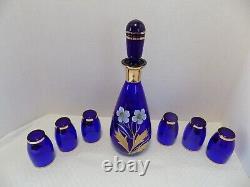 Décanter en verre bohémien tchèque cobalt bleu avec dorure en or et ensemble de 6 verres vintage