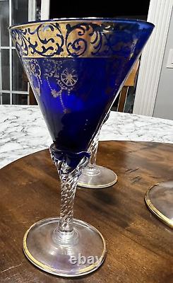 Élégant ensemble de carafe en bleu cobalt avec des accents dorés et six verres à pied