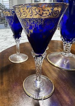 Élégant ensemble de carafe en bleu cobalt avec des accents dorés et six verres à pied
