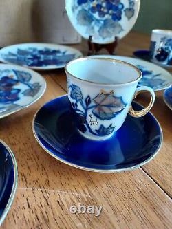 Ensemble de 23 pièces en porcelaine Lomonosov, bleu cobalt avec des ornements en or, motifs de raisins et feuilles, fabriqué en URSS.