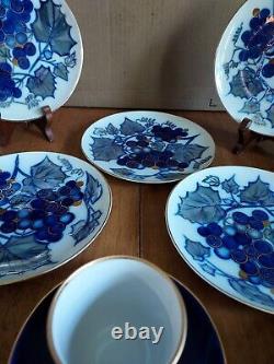 Ensemble de 23 pièces en porcelaine Lomonosov, bleu cobalt avec des ornements en or, motifs de raisins et feuilles, fabriqué en URSS.