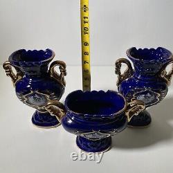 Ensemble de 3 vases en porcelaine italienne de couleur bleu cobalt avec des finitions dorées.