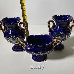 Ensemble de 3 vases en porcelaine italienne de couleur bleu cobalt avec des finitions dorées.