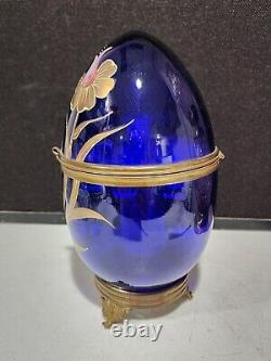 Ensemble de liqueur à décanteur Tantalus en œuf bleu cobalt tchèque antique avec fleurs dorées de style Art déco.