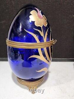 Ensemble de liqueur à décanteur Tantalus en œuf bleu cobalt tchèque antique avec fleurs dorées de style Art déco.