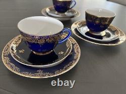 Ensemble de trois tasses à thé, soucoupes et assiettes à dessert en porcelaine bleue cobalt et or russe.