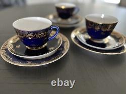 Ensemble de trois tasses à thé, soucoupes et assiettes à dessert en porcelaine bleue cobalt et or russe.