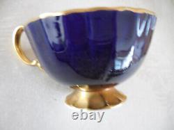 Ensemble tasse et soucoupe AYNSLEY ORCHARD FRUIT en porcelaine bleu cobalt et doré, signé D. JONES, comme neuf.