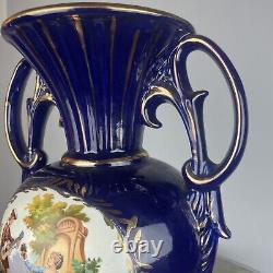 Grand vase bleu cobalt et or FRAGONARD, scène victorienne, 15-1/4 pouces.