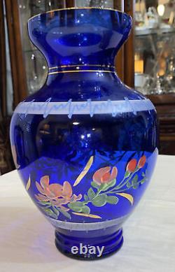 Grand vase en verre cobalt bleu vintage, décoré de fleurs peintes à la main avec des accents dorés.