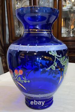 Grand vase en verre cobalt bleu vintage, décoré de fleurs peintes à la main avec des accents dorés.