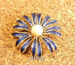 Les Années 1960 Trifari Cobalt Bleu Émail Fleur D'or Brooch Pin