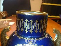 Magnifique Vase De Porcelaine De Cobalt De Vienne Antique Royal Avec Des Décorations Dorées Gilt