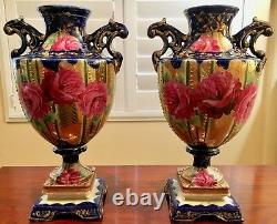 Paire Antique Urn Vases Main Peinte En Cobalt Bleu Or Doré Et Décoration Florale