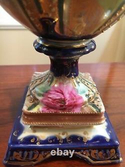 Paire Antique Urn Vases Main Peinte En Cobalt Bleu Or Doré Et Décoration Florale